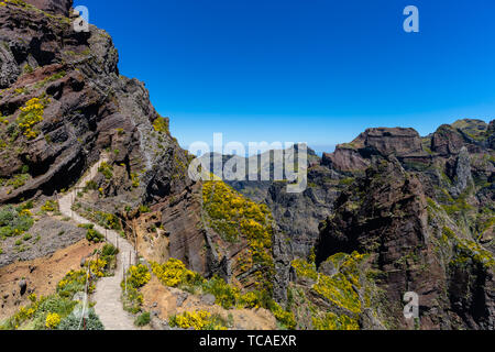 Una panoramica delle montagne di 'Pico Areeiro' percorso 'Pico Ruivo', l'isola di Madeira, Portogallo. Foto Stock