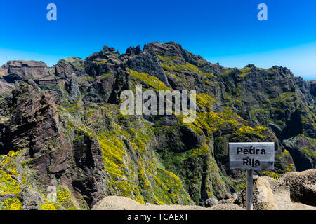 Una panoramica delle montagne di 'Pico Areeiro' percorso 'Pico Ruivo', l'isola di Madeira, Portogallo. Foto Stock