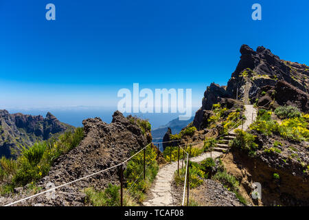 Una panoramica delle montagne di 'Pico Areeiro' percorso 'Pico Ruivo', l'isola di Madeira, Portogallo. Foto Stock