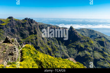 Una panoramica di turisti in 'Ninho da Manta' punto di vista nella 'Pico Areeiro' percorso, l'isola di Madeira, Portogallo. Foto Stock