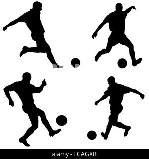 Giocatore di calcio come silhouette isolato su bianco durante le riprese di un pallone da calcio Foto Stock