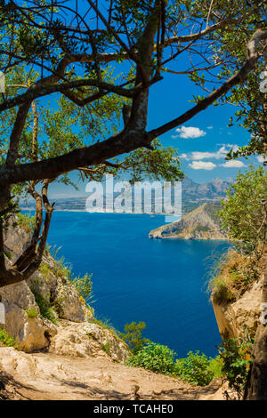Vista della costa rocciosa tra Calpe e Benidorm, Alicante, Spagna, dall'escursione alla cima della roccia di Ifach Foto Stock