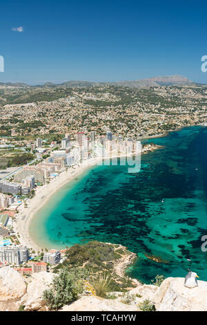 Vista della zona di appartamenti e alberghi a Calpe, Alicante, Spagna, e spiagge dalla cima della roccia di Ifach Foto Stock