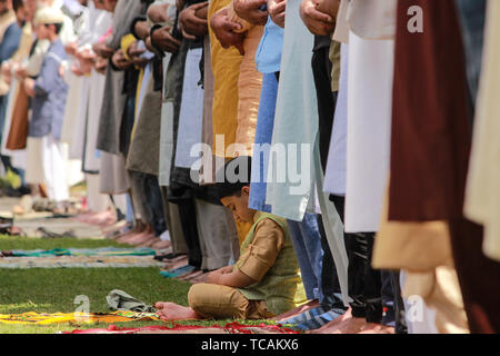 Srinagar, India. 05 Giugno, 2019. Musulmani del Kashmir adoratori offrendo Eid-ul-Fitr preghiera alla madrassa Jamia Masjid in Srinagar. Eid-ul-Fitr festival segna la fine del Santo mese di digiuno del Ramadan. Credito: Shuhaib Zahoor/Pacific Press/Alamy Live News Foto Stock