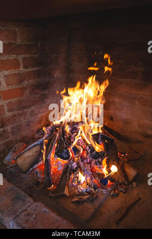 Camino fuoco per la preparazione tradizionale piatto croato peka, vista verticale Foto Stock