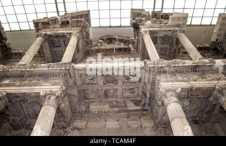 Berlino, Germania Aprile 7, 2019: Porta del mercato di Mileto, facciata, frammento centrale, presentano del Pergamon Museum di Berlino Foto Stock