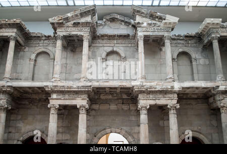 Berlino, Germania Aprile 7, 2019: la porta del mercato di Mileto,, facciata, presentano del Pergamon Museum di Berlino Foto Stock