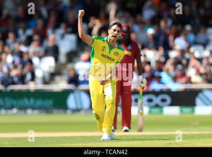 Australia Pat Cummins celebra tenendo il paletto di West Indies' Evin Lewis durante l'ICC Cricket World Cup group stage corrispondono a Trent Bridge, Nottingham. Foto Stock