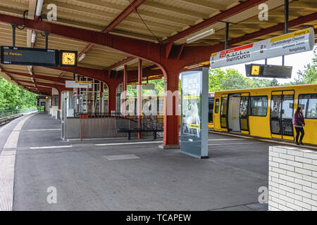 U-Bahn Ruhleben metropolitana stazione è il capolinea occidentale della U 2 linea nel quartiere Westend di Berlino. La piattaforma e il nome della stazione di piastra. Foto Stock