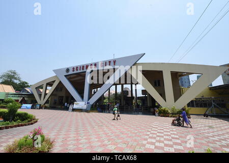 Complesso di gate di Città della Scienza, Calcutta, India. Foto Stock