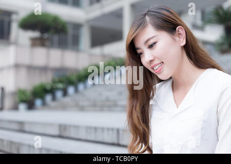Asian bellissima femmina ritratto dello studente nel campus Foto Stock