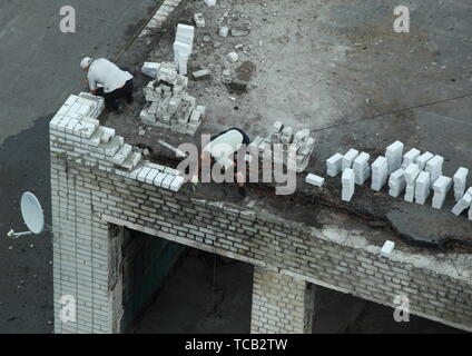 06 05 2019 Russia, Brjansk. Vi sono persone che lavorano su pietre e mattoni a vista di opere di costruzione. Foto Stock