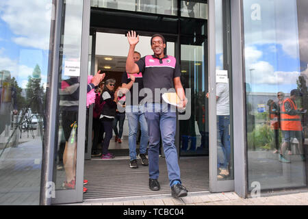 Gay-giocatore di rugby Ken Macharia lascia Bridgewater stazione di polizia dopo la segnalazione alla polizia. Signor Macharia è di fronte alla deportazione dopo aver domanda di asilo respinti. Foto Stock