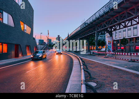 Amburgo, Germania - 01 Giugno 2019: Unidentified individui passare da sotto e vicino alla stazione ferroviaria di overhead vicino al lungomare del porto durante il blu Foto Stock