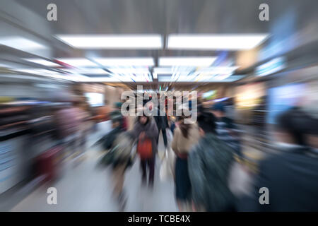 Zoom motion blur folla di passeggeri giapponesi in metropolitana / metropolitana di trasporto, Giappone Foto Stock