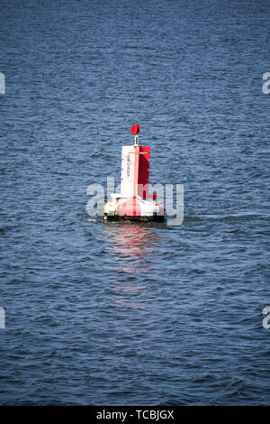 Rosso e bianco crosby porta marcatore di canale di Liverpool Bay Regno Unito Foto Stock