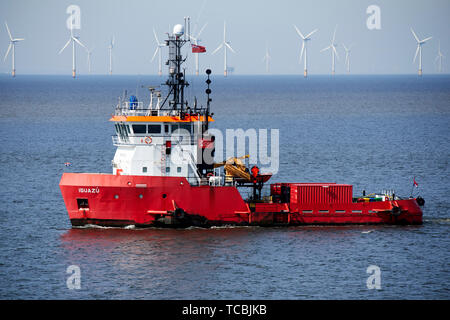 Iguazu rimorchiatore iniezione acqua draga passato a vela wind farml in Liverpool Bay Regno Unito Foto Stock