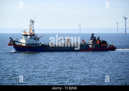 Trailing tramoggia di aspirazione draga costa la luz passando wind farm in liverpool bay Foto Stock