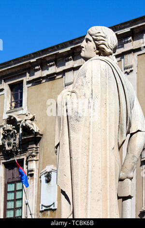 Catania, Italia - 10 Apr 2019: Foto verticale la cattura di scultura antica su Catania Barocca Cattedrale con sfocato Town Hall in background. La città è incredibile è uno dei popolari destinazioni turistiche. Foto Stock