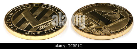 Golden litecoin isolati su sfondo bianco. I lati anteriore e posteriore sono mostrati. Foto ad alta risoluzione. Con due percorso di clipping. Massima profondità di campo. Foto Stock