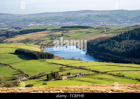 La vista sulla passeggiata verso il basso a partire da Pendle Hll ,Lancashire,UK Europa, verso la valle di orzo con serbatoio Ogdens in background, nel borgo Foto Stock