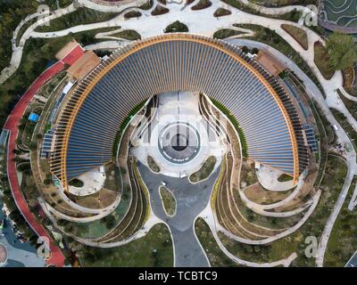 (190606) -- PECHINO, 6 giugno 2019 (Xinhua) -- foto aerea adottate il 19 aprile 2019 illustra il Padiglione Cinese del 2019 Beijing International mostra ortoculturale Yanqing nel distretto di Pechino, capitale della Cina. (Xinhua/Ju Huanzong) Foto Stock