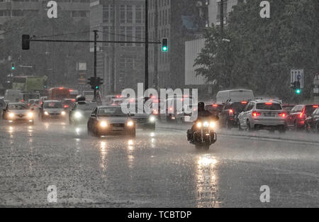 Berlino, Germania. Il 6 giugno, 2019. Una moto e automobili guida su una pioggia-imbevuta road. Credito: Soeren Stache/dpa/Alamy Live News Foto Stock