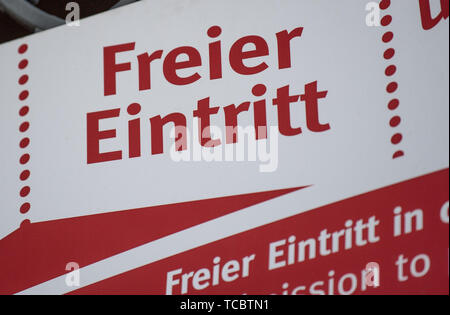Stuttgart, Germania. 05 Giugno, 2019. Su una parete di fronte il Landesmuseum di Stoccarda è il segno "Freier Eintritt'. Credito: Fabian Sommer/dpa/Alamy Live News Foto Stock