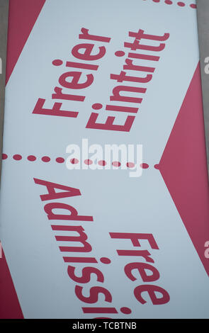 Stuttgart, Germania. 05 Giugno, 2019. Su una parete di fronte il Landesmuseum di Stoccarda è il segno "Freier Eintritt'. Credito: Fabian Sommer/dpa/Alamy Live News Foto Stock