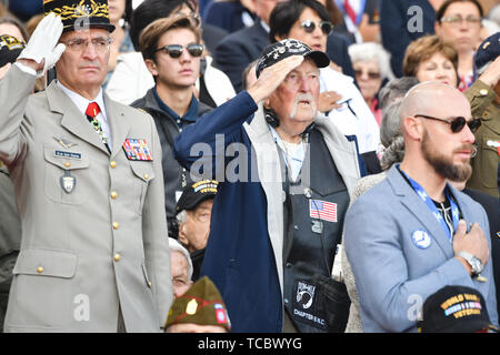Colleville Sur Mer, Francia. Il 6 giugno, 2019. I veterani e membri della famiglia di stand per la National Anthems durante una cerimonia di commemorazione che segna il settantacinquesimo D-Giorno Anniversario in Normandia Cimitero e memoriale americano a Giugno 6, 2019 in Colleville-sur-Mer, Francia. Migliaia di persone sono confluite in Normandia per commemorare il settantacinquesimo anniversario della Operazione Overlord, la seconda guerra mondiale invasione Alleata comunemente noto come D-Day. Credito: Planetpix/Alamy Live News Foto Stock