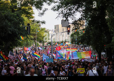 Gerusalemme. Il 6 giugno, 2019. I partecipanti in attesa di banner e bandiere come essi marzo durante l annuale Gay Pride Parade di Gerusalemme. Credito: Ilia Yefimovich/dpa/Alamy Live News Foto Stock