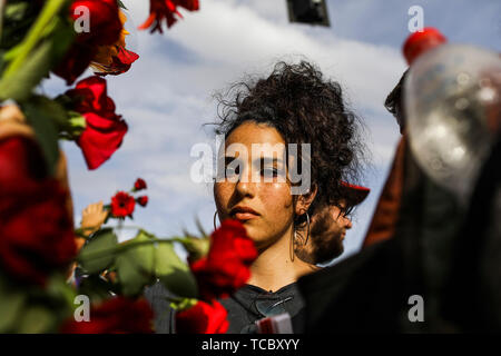 Gerusalemme. Il 6 giugno, 2019. I partecipanti di Gerusalemme annuali di Gay Pride Parade, mettere i fiori per commemorare Shira Banki, che fu pugnalato a morte da un ultra-ebreo ortodosso durante lo scorso anno il Gay Pride Parade. Credito: Ilia Yefimovich/dpa/Alamy Live News Foto Stock