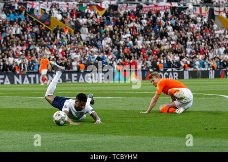 Guimaraes, Portogallo. Il 6 giugno, 2019. Marcus Rashford dell'Inghilterra è imbrattata di Matthijs de Ligt dei Paesi Bassi per l'Inghilterra del penalità durante la UEFA Nazioni League Semi Final match tra Paesi Bassi e Inghilterra a Estadio D. Afonso Henriques sul 6 giugno 2019 a Guimaraes, Portogallo. (Foto di Daniel Chesterton/) Credit: Immagini di PHC/Alamy Live News Foto Stock