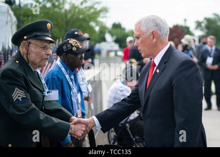 Bedford, Stati Uniti. Il 6 giugno, 2019. Stati Uniti Vice Presidente Mike Pence saluta i veterani durante un evento che segna il settantacinquesimo anniversario della seconda guerra mondiale il D-Day invasione Giugno 6, 2019 in Bedford, Virginia. Credito: Planetpix/Alamy Live News Foto Stock