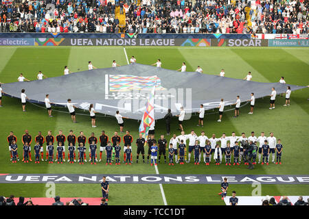 Guimaraes, Portogallo. Il 6 giugno, 2019. GUIMARAES, Portogallo - 6 giugno: Paesi Bassi e Inghilterra line up team prima della UEFA Nazioni Semi-Final League Football Match Paesi Bassi vs Inghilterra, presso il Dom Afonso Henriques stadium di Guimaraes, Portogallo, il 6 giugno 2019. Credito: Pedro Fiuza/ZUMA filo/Alamy Live News Foto Stock