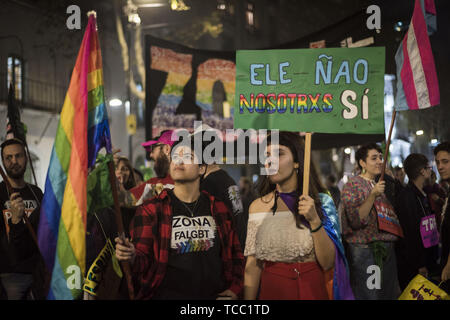 La città di Buenos Aires, la città di Buenos Aires, Argentina. Il 6 giugno, 2019. INT. WorldNews. Il 6 giugno 2019. La città di Buenos Aires, Argentina. La dimostrazione contro il presidente del Brasile Jair Bolsonaro in visita in Argentina per incontrare il presidente della Repubblica Argentina Mauricio Macri; e contro machism, omofobi, razzismo pensieri e saids di Bolsonaro. Credito: Julieta Ferrario/ZUMA filo/Alamy Live News Foto Stock