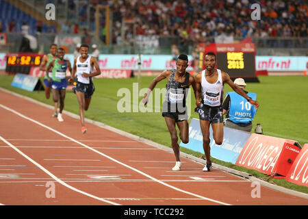 Roma, Italia - Jun 06: Selemon Barega e Telahun Bekele di Etiopia competere in Uomini 5000m evento durante la IAAF Diamond League 2019 Golden Gala Pietro Mennea a Roma (credito: Mickael Chavet/Zuma/Alamy Live News) Foto Stock