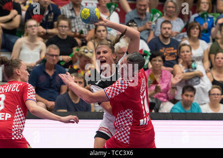 Alicia STOLLE (sinistra, GER) versus Katarina JEZIC (CRO), azione, duelli, pallamano femminile di Coppa del Mondo di qualificazione, play off, Germania (GER) - Croazia (CRO) 25:21, su 05.06.2019 in Hamm / Germania , | Utilizzo di tutto il mondo Foto Stock