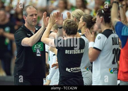 Henk GROENER (sinistra, pullman, GER) tubicini con il suo compagno di squadra e i giocatori, giubilo, tifo, tifo, gioia, entusiasmo, celebrare, finale di giubilo, mezza figura, mezza figura, gesto gesto, la pallamano femminile di Coppa del Mondo di qualificazione, play off, Germania (GER) - Croazia (CRO) 25:21, su 05.06.2019 in Hamm / Germania. | Utilizzo di tutto il mondo Foto Stock