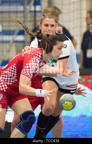 Selena MILOSEVIC (sinistra, CRO) contro Alicia STOLLE (GER), mezza figura, mezza figura, ritratto, azione, duelli, pallamano femminile di Coppa del Mondo di qualificazione, play off, Germania (GER) - Croazia (CRO) 25:21, su 05.06.2019 in Hamm / Germania. | Utilizzo di tutto il mondo Foto Stock