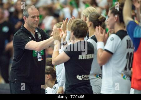 Henk GROENER (sinistra, pullman, GER) tubicini con il suo compagno di squadra e i giocatori, giubilo, tifo, tifo, gioia, entusiasmo, celebrare, finale di giubilo, mezza figura, mezza figura, gesto gesto, la pallamano femminile di Coppa del Mondo di qualificazione, play off, Germania (GER) - Croazia (CRO) 25:21, su 05.06.2019 in Hamm / Germania. | Utilizzo di tutto il mondo Foto Stock