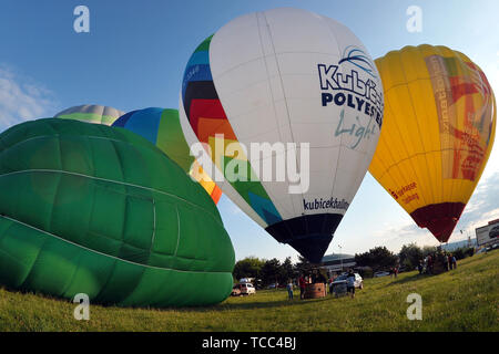 Mlada Boleslav, Repubblica Ceca. Il 7 giugno, 2019. Xvii Czech Mongolfiere Fiesta ''Belske hemzeni'' si svolgerà a Mlada Boleslav (50 chilometri a nord di Praga) nella Repubblica Ceca. Un Balloonists prepara per takeof nella città Mlada Boleslav vicino Skoda auto costruttore automobilistico.La mongolfiera è il più antico di successo di umani che porta la tecnologia di volo. Credito: ZUMA Press, Inc./Alamy Live News Foto Stock