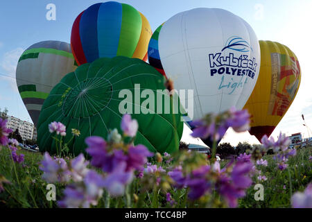 Mlada Boleslav, Repubblica Ceca. Il 7 giugno, 2019. Xvii Czech Mongolfiere Fiesta ''Belske hemzeni'' si svolgerà a Mlada Boleslav (50 chilometri a nord di Praga) nella Repubblica Ceca. Un Balloonists prepara per takeof nella città Mlada Boleslav vicino Skoda auto costruttore automobilistico.La mongolfiera è il più antico di successo di umani che porta la tecnologia di volo. Credito: ZUMA Press, Inc./Alamy Live News Foto Stock