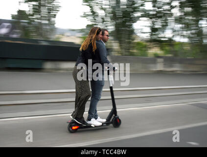 30 maggio 2020, France (Francia), Paris: un uomo e una donna è alla guida di un'e-scooter (scooter) su una strada del centro di Parigi. Foto: Waltraud Grubitzsch/dpa-zentralbild/ZB Foto Stock
