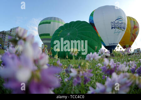 Mlada Boleslav, Repubblica Ceca. Il 7 giugno, 2019. Xvii Czech Mongolfiere Fiesta ''Belske hemzeni'' si svolgerà a Mlada Boleslav (50 chilometri a nord di Praga) nella Repubblica Ceca. Un Balloonists prepara per takeof nella città Mlada Boleslav vicino Skoda auto costruttore automobilistico.La mongolfiera è il più antico di successo di umani che porta la tecnologia di volo. Credito: ZUMA Press, Inc./Alamy Live News Foto Stock