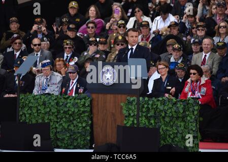 Colleville Sur Mer, Francia. Il 6 giugno, 2019. Il Presidente francese Emmanuel Macron risolve una cerimonia di commemorazione che segna il settantacinquesimo D-Giorno Anniversario in Normandia Cimitero e memoriale americano a Giugno 6, 2019 in Colleville-sur-Mer, Francia. Migliaia di persone sono confluite in Normandia per commemorare il settantacinquesimo anniversario della Operazione Overlord, la seconda guerra mondiale invasione Alleata comunemente noto come D-Day. Credito: Planetpix/Alamy Live News Foto Stock