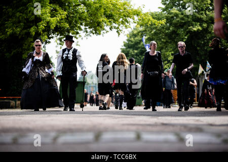 Leipzig, Germania. 07Th Giugno, 2019. I visitatori a piedi oltre la zona del festival per il preludio della Wave-Gotik-Treffen. Ogni anno a Pentecoste dal 1992 la "scena nera' soddisfa alla musica e cultura festival di Lipsia. Credito: Alexander Prautzsch/dpa-Zentralbild/dpa/Alamy Live News Foto Stock