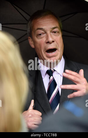 A Downing Street, Londra, Regno Unito. Il 7 giugno 2019. Il Brexit Party leader Nigel Farage al di fuori di Downing Street dopo la consegna di una lettera chiedendo una sede presso la Ue negoziati. Credito: Matteo Chattle/Alamy Live News Foto Stock