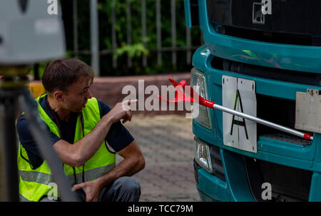 Berlino, Germania. 07Th Giugno, 2019. Un aiuto a piedi è bloccato nella griglia del motore del carrello dopo un incidente. In Ehrlichstraße, un pedone è stato colpito da un camion e morì alla scena dell'incidente. Credito: Paolo Zinken/dpa/Alamy Live News Foto Stock