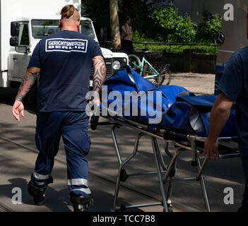 Berlino, Germania. 07Th Giugno, 2019. Medici esaminatori di portare un corpo per la sua auto su Ehrlichstrasse. In Ehrlichstraße, un pedone è stato colpito da un camion e morì alla scena dell'incidente. Credito: Paolo Zinken/dpa/Alamy Live News Foto Stock